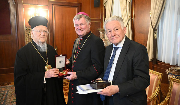 Patriarch Bartholomaiod überreicht Bischof Manfred Schauer ein goldenes Brustkreuz;  am Bild auch Pro Oriente Vorsitzender Sektion OÖ Josef Pühringer.