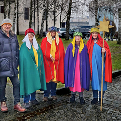 Priester Franz Wenigwieser (links am Bild) singt die Sternsingerlieder, diese werden gebärdet und von Seelsorgerin Monika Ullmann (rechts am Bild) in Lautsprache übersetzt.