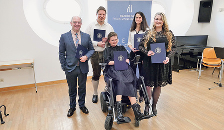 Die Absolvent:innen (von links): Christoph Hannes Rudinger, Matthias Singer, Franziska Heiß, Laura Maria Schmidt und Maria Natalie Kratzer 