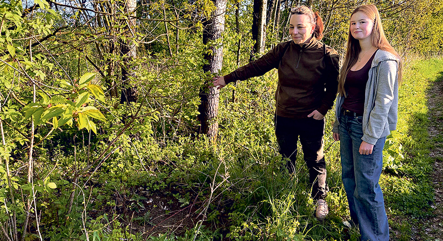 Regina Weinmayr (li.), die Initiatorin des Projekts, mit Firmlingen bei der Erlebniswanderung in der Natur.    