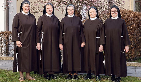 Ordensrätin Sr. Johanna Ziebermayr (von links), Ordensrätin Sr. Rita Kitzmüller, Generaloberin Sr. Barbara Lehner, Generalvikarin Sr. Rosa Steiner und Ordensrätin Sr. Luzia Reiter 