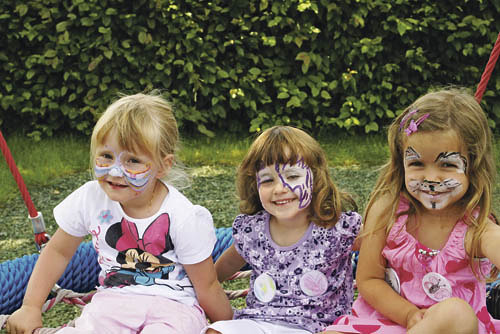 Bei der ersten Jubil‰umsfeier (10 Jahre) der Spiegel Spielgruppe f¸r die Kinder gab es neben dem Feierprogramm auch einen Einblick in die Arbeit und T‰tigkeiten des engagierten ehrenamtlichen Spiegelhelfer Team.