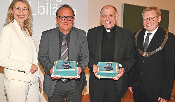 Rektor Christoph Niemand (re.) und Hermine Eder (li.) mit den Geehrten: Ehrensenator P. Friedrich Bechina und Universitätssekretär Peter Vondrak