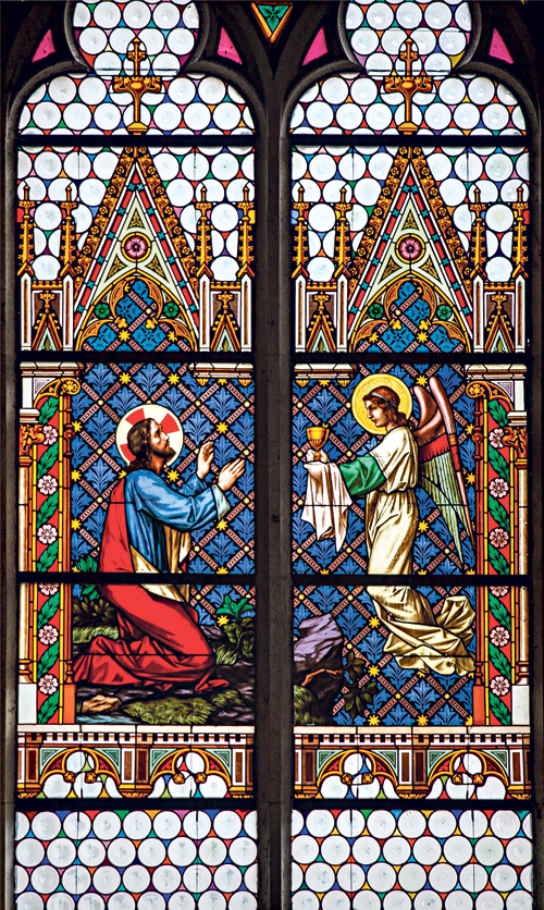 Detail aus den neugotischen Glasfenstern der Pfarrkirche.  