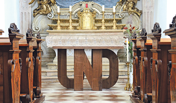 Die Wortskulptur „UND“ hat Josef Bauer für die Priesterseminarkirche geschaffen.   