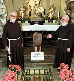 Am Grab von Marco d?Aviano (Wien, Kapuzinerkirche)
v. li.: Mayerl, Undesser

? Foto: Franz Josef Rupprecht GmbH, A-7123 M?nchhof, 
Raiffeisenkasse M?nchhof, Konto.-Nr.: 17.608