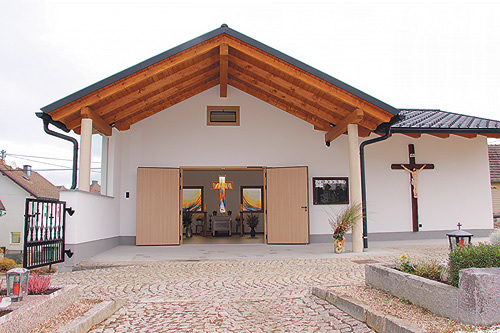 Pfarrer Johannes Wohlmacher	segnete die erneuerte Aufbahrungshalle.  