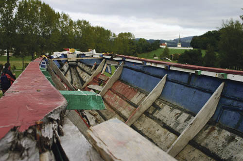 Innenansicht des Schiffes Ndeye Fatou, Skulptur Stranded, Mahnmal, Rodlgel?nde, Damm zwischen Rodlgel?nde und Rodlbr?ckeOttensheim, eine Initiative der IG Welt und der ARGE Granit Ottensheim, die das auf den Kanaren gestrandete Schiff, das der Schwei