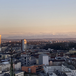 Endlich zeigen sich die Berge. Der Hohe Nock lässt grüßen.