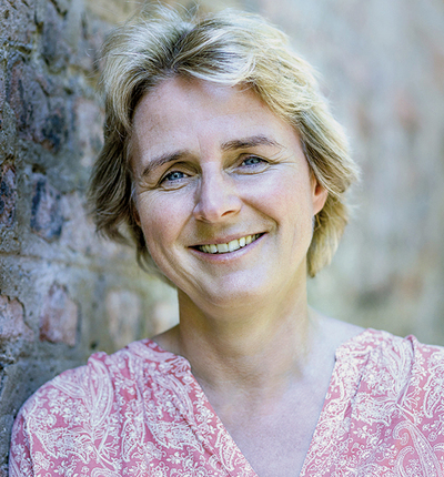 melanie wolfers Bestsellerautorin, Rednerin und erfahrene Pilgerin. Die  Salvatorianerin betreibt den Podcast „ganz schön mutig“ und moderiert im ZDF die  Talksendung „die letzte Bank“.