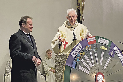 Bürgermeister Johannes Kampenhuber gratuliert Pfarrer Gföllner. 