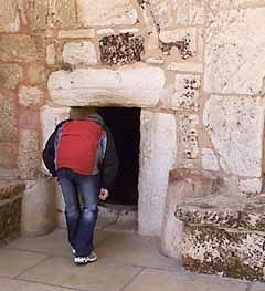 Nur geb?ckt kann man das kleine Tor zur Geburtskirche passieren.      Bethlehem, 20.3.2004        ? Franz Josef Rupprecht; A-7123 M?nchhof; Bank: Raiffeisenbank M?nchhof (BLZ: 33054), Konto.-Nr.: 17.608 