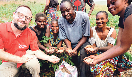 Caritas-Direktor Stefan Pimmingsdorfer (links) freut sich mit den Menschen in der DR Kongo über Erfolge eines  Landwirtschaftsprojekts.