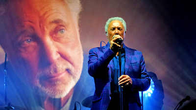 Tom Jones mit 79 Jahren und kräftiger Stimme in Höchstform