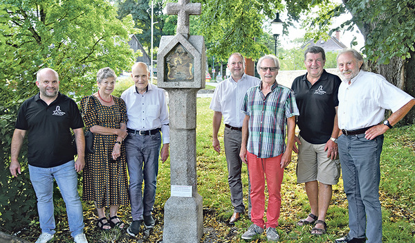 Ilse und Josef Hirnschrodt (2. und 3. von links) 