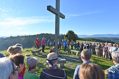 Treffpunkt beim Friedenskreuz in Manning. Heidi Dietl vom Bucherhof hat den Weg zum Friedenskreuz für die Pilgerschar ausgemäht. 