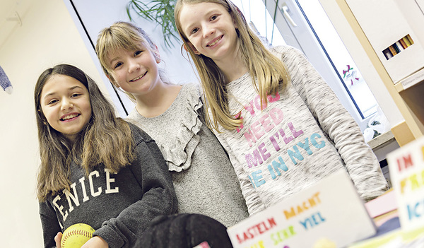  Paula Rachbauer, Anja Berger und  Ines Drmla besuchen mit offensichtlicher Freude die Adalbert Stifter Praxisschule – Neue Mittelschule der Diözese Linz. 