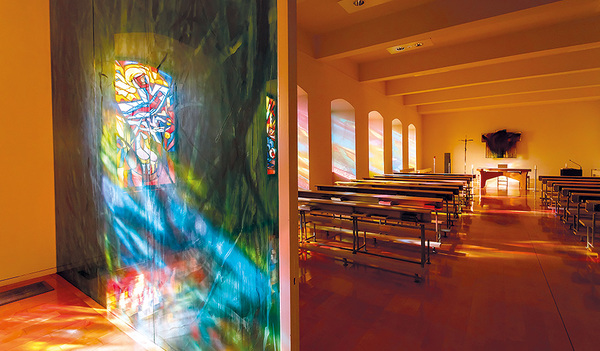 Die Kapelle im Priesterseminar mit ihren bunten Glasfenstern von Rudolf Szyszkowitz 