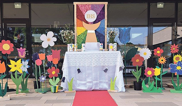 Der neue, beeindruckende Fronleichnamsaltar des Kinderliturgiekreises von Frankenburg   