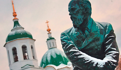 Die Dostojewski-Statue  bei der Peter-und-Paul-Kathedrale in der russischen Stadt Tobolsk.    