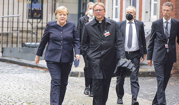 Angela Merkel und Karl Jüsten, Leiter des Kommissariats der deutschen Bischöfe, am Weg zum ökumenischen Gottesdienst für die Opfer der Flutkatastrophe.