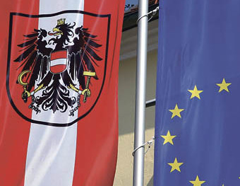 Fahne EU und ?sterreich [ (c) www.BilderBox.com, Erwin Wodicka, Siedlerzeile 3, A-4062 Thening, Tel. + 43 676 5103678.Verwendung nur gegen HONORAR, BELEG, URHEBERVERMERK nach AGBs auf bilderbox.com]
