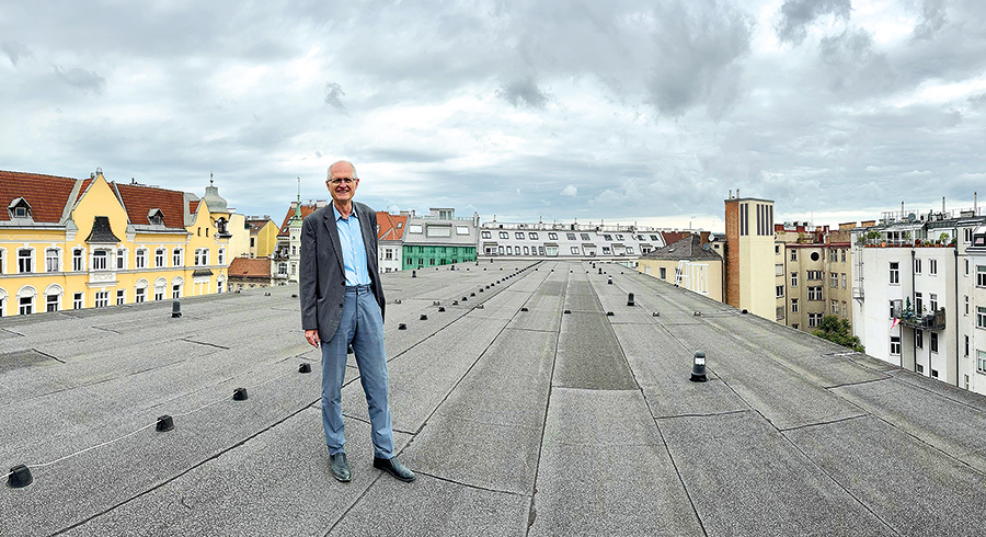 Auf dem flachen Kirchendach von St. Florian in Wien 4 entsteht eine Photovoltaik-Anlage. Umweltpfarrgemeinderat Wolfgang Zecha zeigt die Dimensionen.