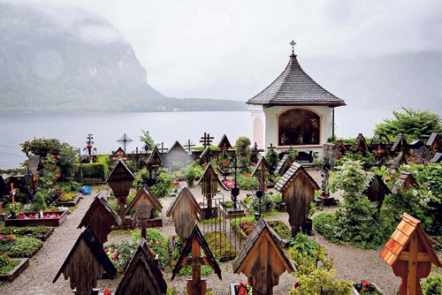 Ein Bett am Friedhof von  Betty Wimmer.