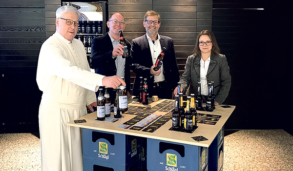 Die neue Braumeisterin Karin Thaller (v. re.) mit Braumeister und neuem Betriebsleiter der Stiftsbrauerei Reinhard Bayer, Geschäftsführer Wolfgang Dobretzberger und H. Markus Rubasch am Spieltisch „Bier ärgere dich nicht“.  