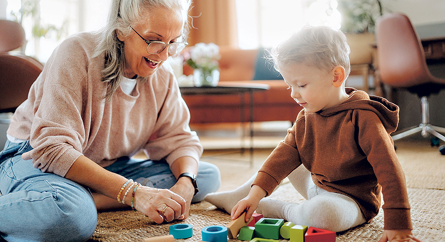 Auch ohne eigene Enkelkinder können sich Wunschgroßeltern für die nächste Generation engagieren, etwa als Leihoma, Lesepate oder bei der Jungschar.  