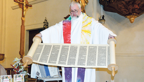 Im Judentum wird nach wie vor die Schriftrolle fürs Lesen der Bibel ­verwendet. Stadtpfarrer Norbert Filipitsch zeigt eine solche Schriftrolle.   