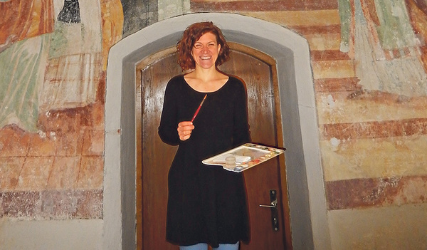 Julia Knollmayr im Kreuzgang der Propstei von Mattighofen, der prächtig mit Fresken geschmückt ist.  