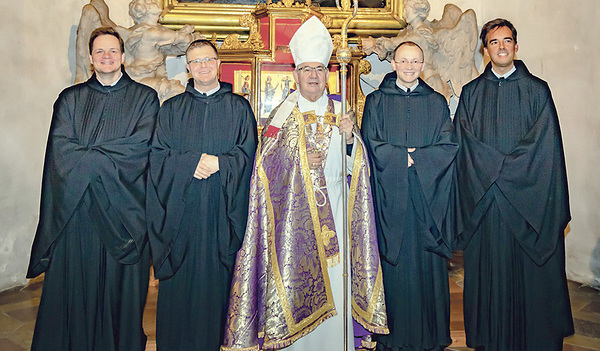Im Bild von links:  Frater Philipp Wögerbauer, Frater Jakobus Sieberer-Kefer, Abt Ambros Ebhart, Frater Anselm Demattio und Novizenmeister P. Bernhard Eckerstorfer.  