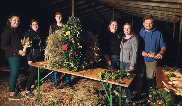 Die Jugendlichen beim Binden der Erntekrone.