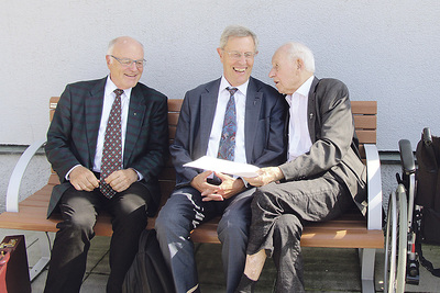 Pfarrer Kretschmer (rechts) im Gespräch mit Kanonikus Walter Wimmer (links) und Bischofsvikar Maximilian Mittendorfer   