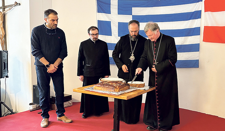 Tassos Tsampazogou von der Österreichisch-Griechischen Kulturgemeinschaft Linz (von links), P. Goran Ostojic, Metropolit Arsenios und Bischof Manfred Scheuer beim Anschneiden der Vasilopita, des traditionellen griechischen Neujahrskuchens.   