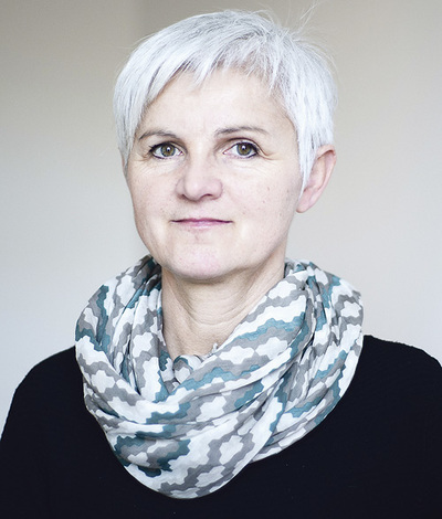 Maria Rösslhumer ist seit 1999 Geschäftsführerin des Vereins Autonome Österreichische Frauenhäuser (AÖF) und Leiterin der Frauenhelpline. Die Politikwissenschafterin gründete 1985 die erste Wohngemeinschaft für Frauen mit Behinderungen in Wien.