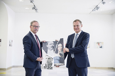 BM Gerald Hackl und LH Thomas Stelzer bei der Vorstellung der nächsten Landesausstellung in Steyr - hier mit Plakatmotiven