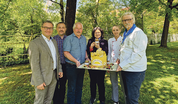 Bei der Übergabe des Erlöses an die OÖ. Kinder-Krebs-Hilfe: (von links) Kaufmännischer Direktor Günther Dorfinger, Einkaufsleiter Alfons Steinmetz, Gerhard Kreindl, Stv. Kassier der OÖ. Kinder-Krebs-Hilfe, Stv. kaufm. Direktorin Gabriela Neumaier,  K