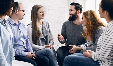 Die Pfarrgemeinderät/innen besprechen wichtige Entscheidungen. 