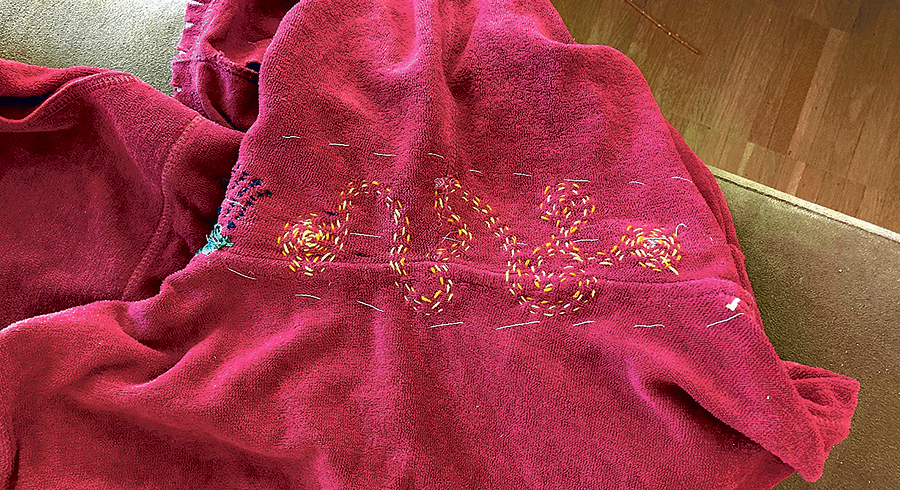 Für (Mode-)Mutige darf die ausgebesserte Stelle ruhig bunt und auffällig sein, wie auf dieser in die Jahre gekommenen Lieblingsjacke. 