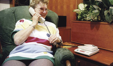 Alt,Alte,Alter,Frau,Gespr?ch,Kommunikation,Kontakt,Menschen,Oma,Reden,Rentner,Pensionisten,Senioren,Telefon,Telefonieren,Zuh?ren,Plaudern,Plausch,Tratschen,Tratsch,Klatsch,Gespraech,ZuhoerenCopyright by BilderBox- Erwin Wodicka, A-4062 Thening; 