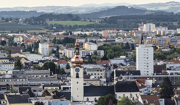 Blick auf die Stadt Wels. Das neu geschaffene Dekanat Wels soll den länd­lichen und städtischen Raum miteinander verbinden.  