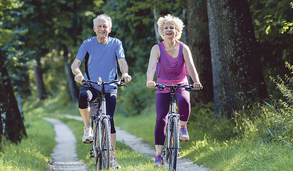 Körperliche Fitness macht vor allem in Gesellschaft Spaß. Wandern, Radfahren oder Tanzen sind gute Gelegenheiten.