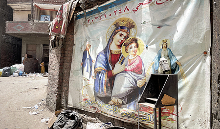 Die Kirche ist eine Kirche der Armen, ruft Papst Leo XIV. in seinem Apostolischen Schreiben „Dilexi te“ in Erinnerung. Das Transparent mit Maria und Jesus (links) ist an einer Mauer in einem Armenviertel in Kairo/Ägypten befestigt.  
