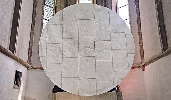 Installation von Margit Pflügl in der Kalvarienbergkirche St. Peter bei Freistadt.