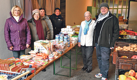 Ein großes Team von Ehrenamtlichen kümmert sich bei der Spallerhofer Tafel gemeinsam mit Pfarrer Franz Zeiger um die Ausgabe der Lebensmittel.    