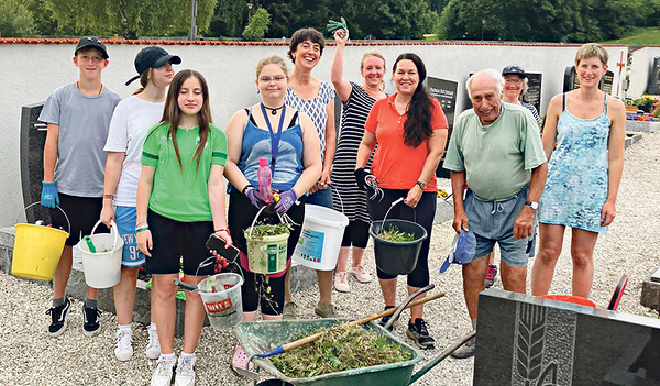 Viel Unkraut wurde vom Ampflwanger Friedhof entfernt.   