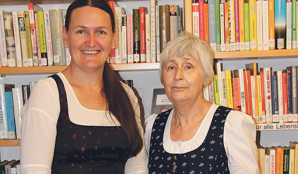 Elisabeth Rammerstorfer (links  im Bild) übernimmt die Leitung der Bibliothek von Maria Fellinger-­Hauer.   