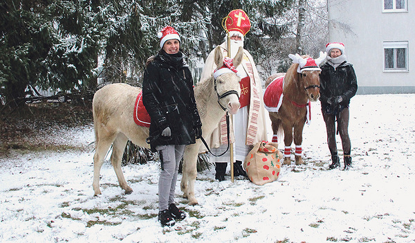 Der Nikolaus von St. Isidor erfreut mit seinem Besuch die Kinder.   